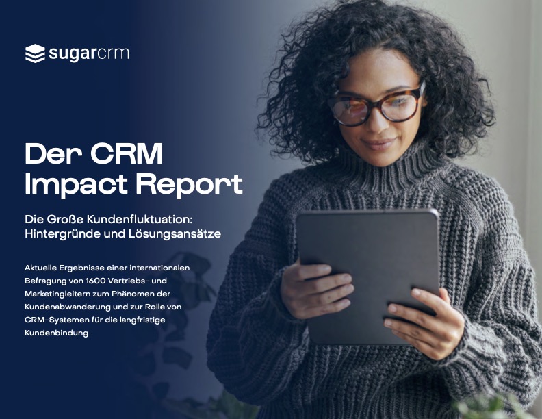 Frau liest den CRM Impact Report über die Große Kundenfluktuation von von SugarCRM